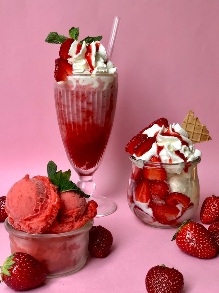 Drei leckere Eisspezialitäten: Erdbeersorbet, Erdbeermilkshake und Erdbeereisbecher mit Bourbon-Vanilleeis, Erdbeersoße, frischen Erdbeeren und Sahne