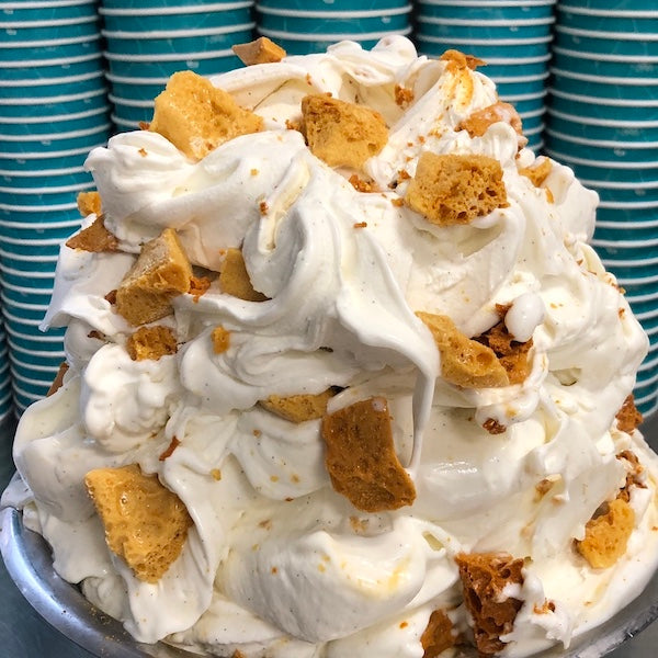 Bourbon-Vanilleeis mit Honeycomb Candy, einne verrückte Eis-Kombi