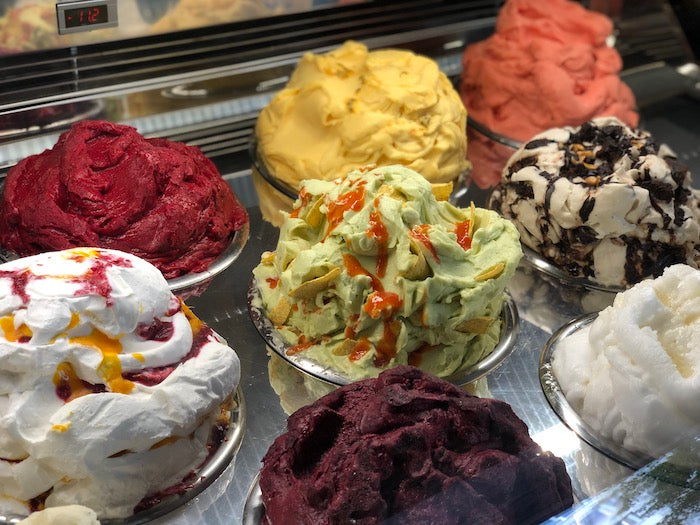 Besondere Eissorten, wie Guacamole-Eis mit Avocadosorbet und Hot Sauce von Katchi Ice Cream, sind bei Eiscafés gerade sehr im Trend