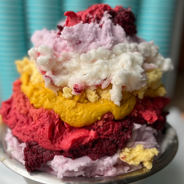 Katchi Rainbow ice cream besteht aus verschiedenen Eissorten Fruchtsrbets.