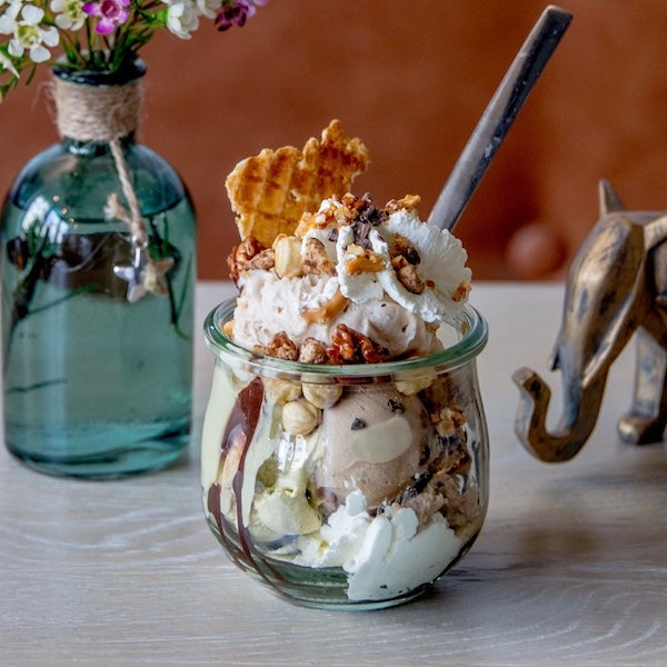Ein leckerer Eisbecher mit Nusseis, Nüssen und frischer Schlagsahne von Katchi Ice Cream.