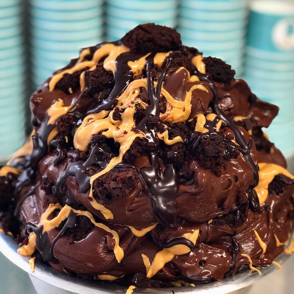 Willy Wonka Ice Cream is a vegan intense chocolate ice cream topped with homemade Brownies, Peanutbutter and chocolate fudge.