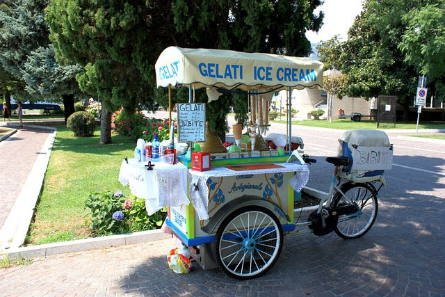 Ein Eiswagen, wie er zum Straßenverkauf von Eiscreme benutzt wird.