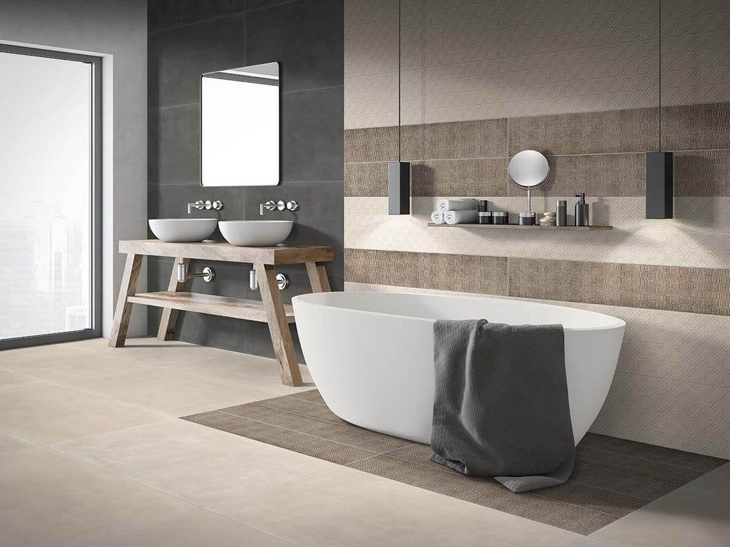 Bagno moderno con vasca, gres effetto marmo bianco e beige per un
