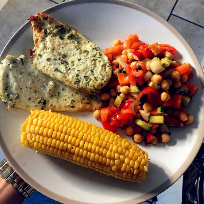 Kichererbsensalat und gebratenes Hähnchen