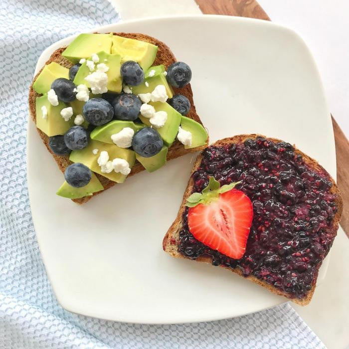 Natürliches Hefebrot mit Avocado, Feta, Erdbeere