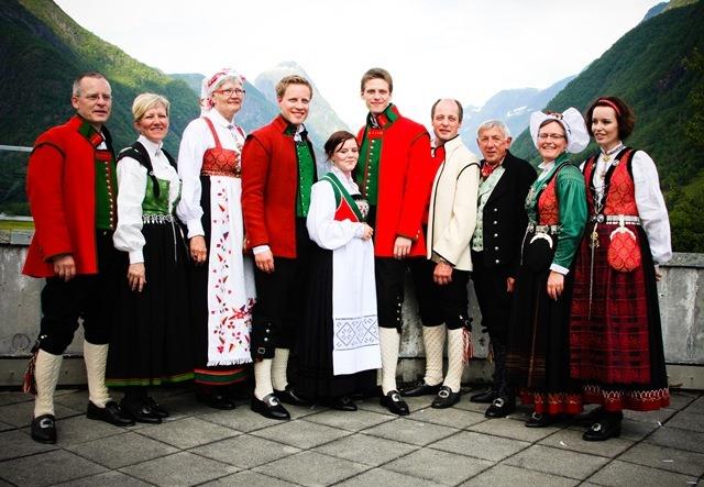 Robe de mariée traditionnelle nordique-2