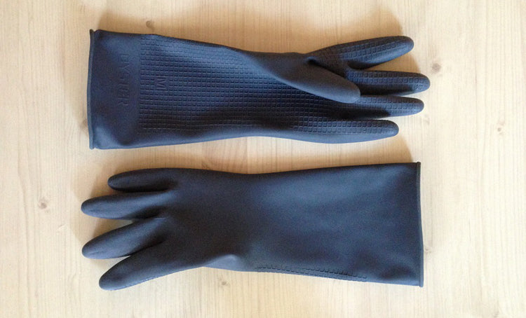 Des gants en caoutchouc