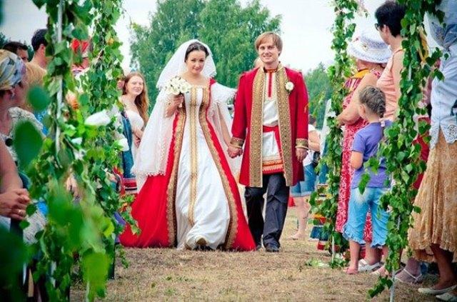 Russisches traditionelles Hochzeitskleid-3