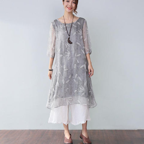 Stilvolles graues Kleid mit bedrucktem Futter und Ellenbogenärmeln
