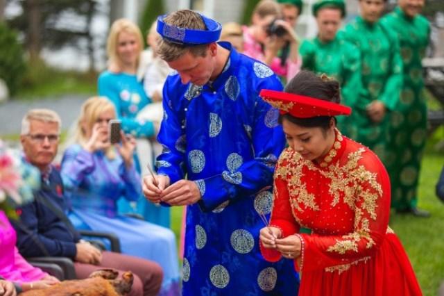 Vietnamesische traditionelle Hochzeitskleider 2