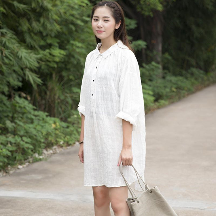 1 Damen-Hemdkleid in Weiß mit langen Ärmeln und Knöpfen im Retro-Stil