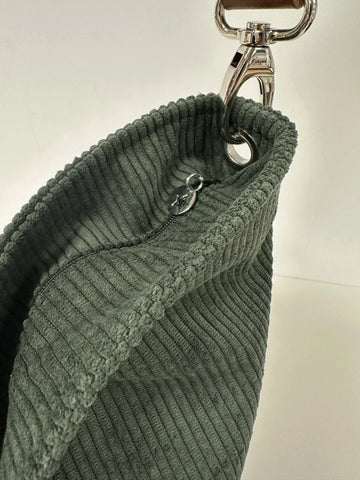 Le sac hobo en velours côtelé vert kaki avec fermeture à glissière
