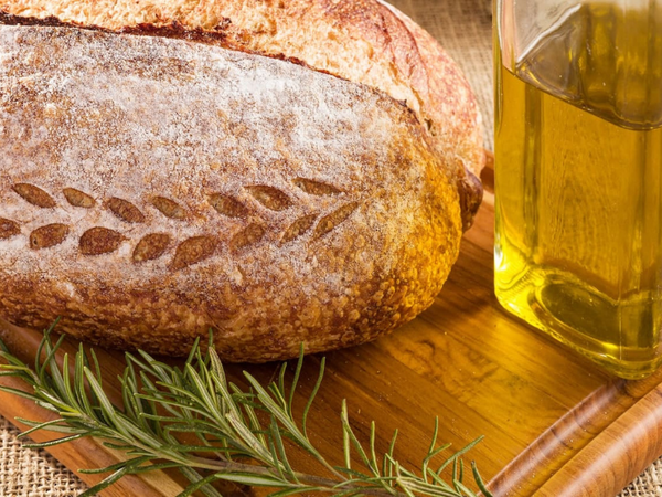 olio extravergine di oliva e pane fatto in casa siciliano