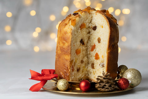 Panettone de Navidad con decoraciones