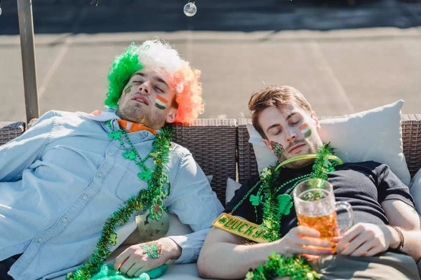twee-mannen-slapen-alcohol