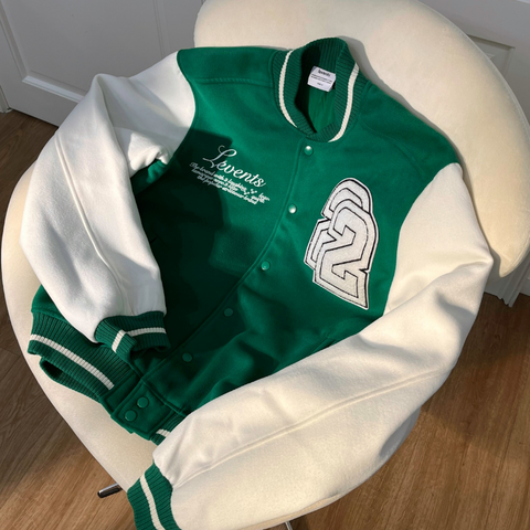 phân biệt bomber và varsity dựa Vào Logo