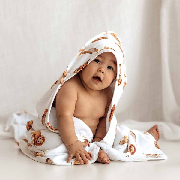 https://cdn.shopify.com/s/files/1/0681/4364/4948/files/baby-gift-sets-lion-organic-baby-towel-wash-cloth-set-2_600x600.jpg?v=1702395616