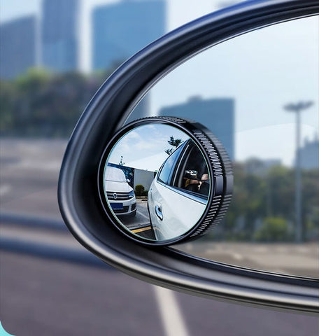 A imagem mostra o espelho auxiliar acoplado no retrovisor de um carro.