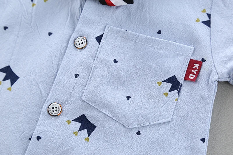 A imagem mostra em destaque a parte do bolso frontal da camisa do Conjunto Infantil Masculino Camisa e Short Coroa