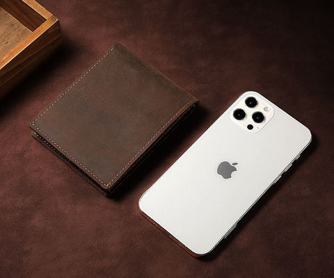 A imagem mostra a carteira ao lado de um smartphone
