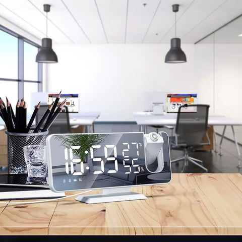 A imagem mostra o relógio em uma mesa de escritório.