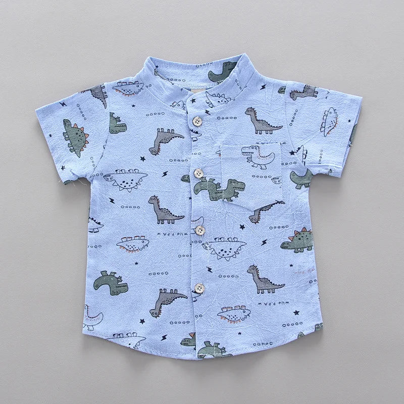 A imagem mostra a camisa do Conjunto Infantil Masculino Camisa e Short Desenho na cor azul