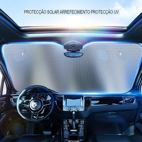 A imagem mostra o interior do veículo usando o protetor solar de para-brisas.