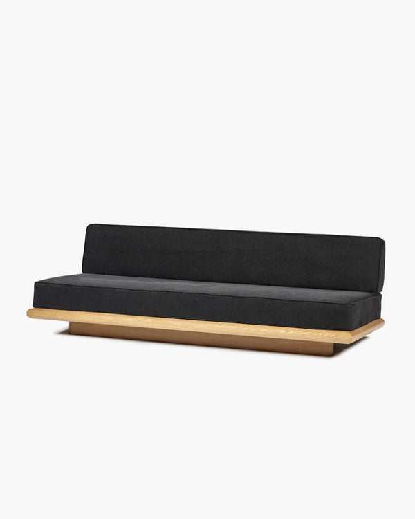 frame Sofa – oak Ono black + SERAX coco off-white 1