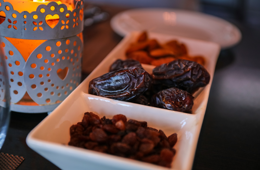 dried fruits, consuming dates