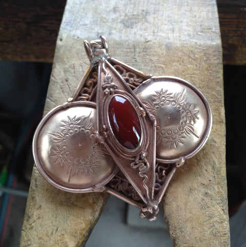 fabrication artisanale d'une broche en bronze