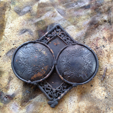 fabrication artisanale d'une broche en bronze