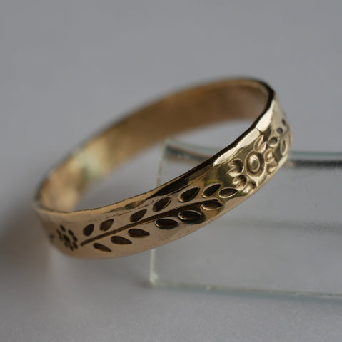 bague en bronze gravée de motifs végétaux et solaires