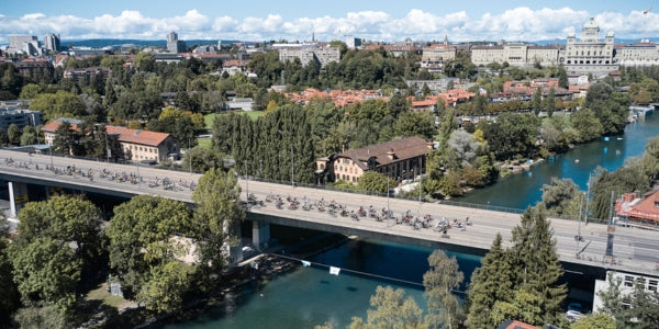 Gruppe von Fahrradfahrenden auf einer Brücke in Bern