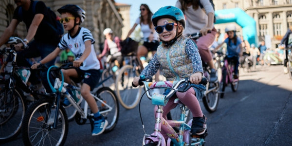 Kinder auf Fahrräder