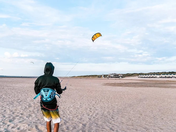 alex schmidt mit trainerkite am strand