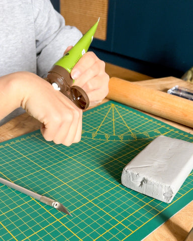 pour éviter que la pâte autodurcissante vous colle aux doigts, vous pouvez utiliser de la crème pour les mains avant de commencer ce DIY