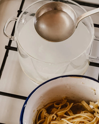 remettez les pâtes dans la casserole et ajoutez-y la sauce