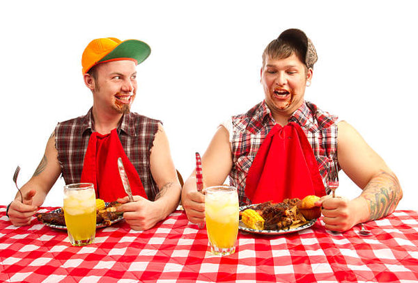 2-beaufs-qui-mangent-des-burgers-avec-des-casquettes