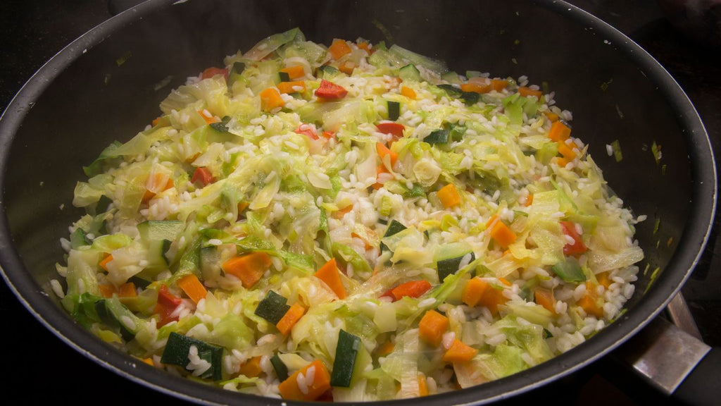 Bento de riz complet avec légumes sautés et tofu