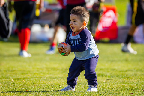 Un bébé tenant un ballon et jouant