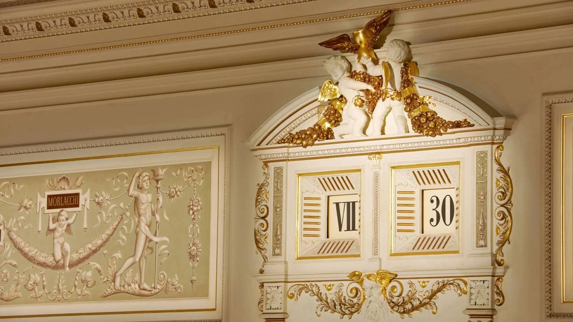 ゼンパー歌劇場の舞台上にある機械式デジタル表示時計「五分時計」