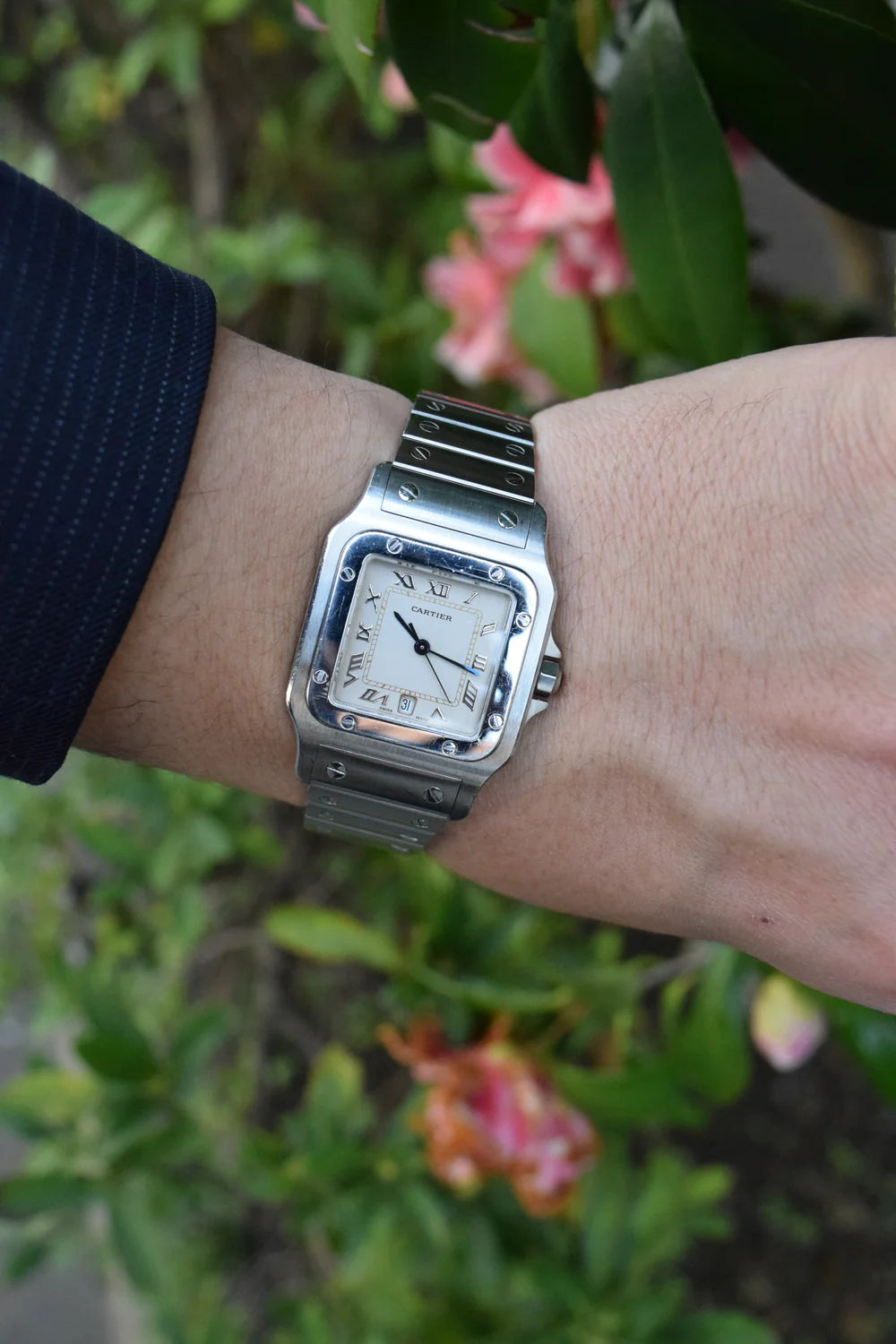 カルティエの腕時計サントスガルべ着用シーン