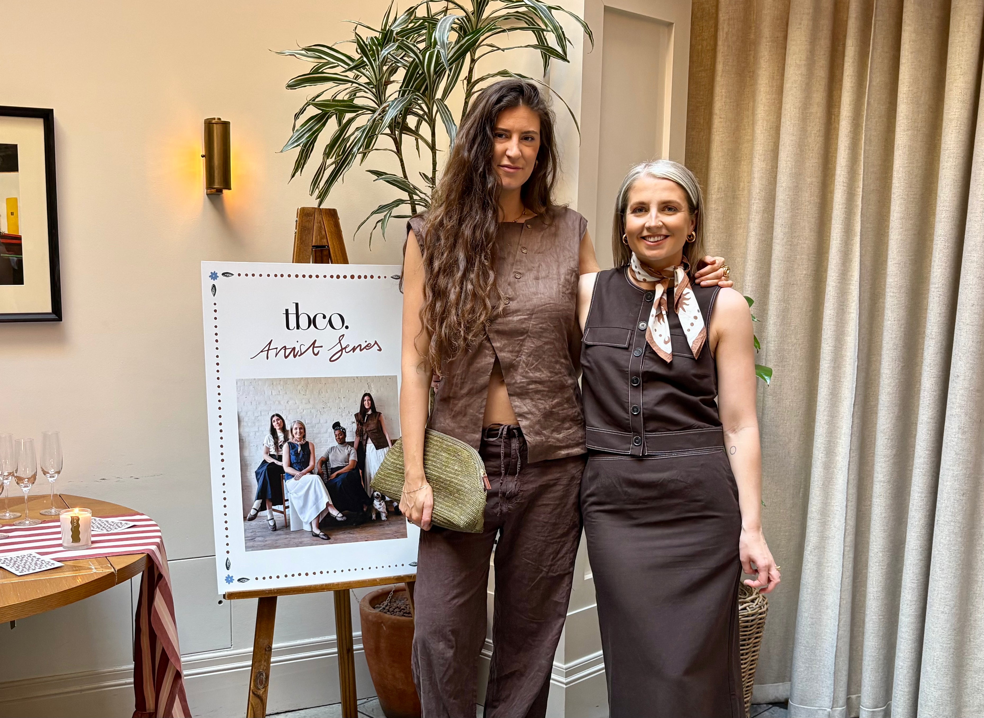 Die Künstler Harlie Briggs und Frankie Penwill bei der Auftaktveranstaltung der TBCo x Artist Series im Mortimer House in London