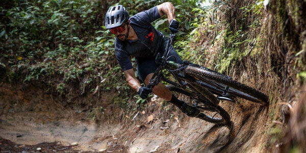 Marcelo Gutierrez con su casco y jersey marca Leatt y su bicicleta Giant