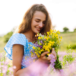 Frauengesundheit, Frau auf Blumenwiese