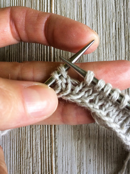 comment tricoter les rangs raccourcis : enrouler et tourner.