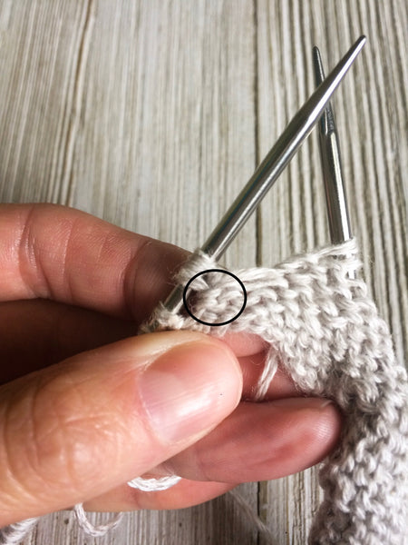 Comment tricoter la maille enroulée dans les rangs raccourcis