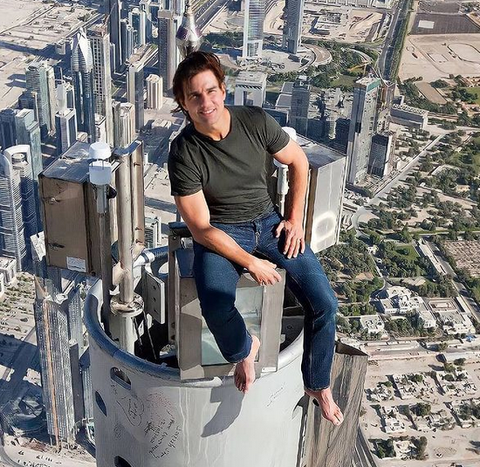 Apenas o Tom Cruise sentado no topo do Burj Khalifa enquanto rolavam as filmagens de "Missão: Impossível - Protocolo Fantasma"