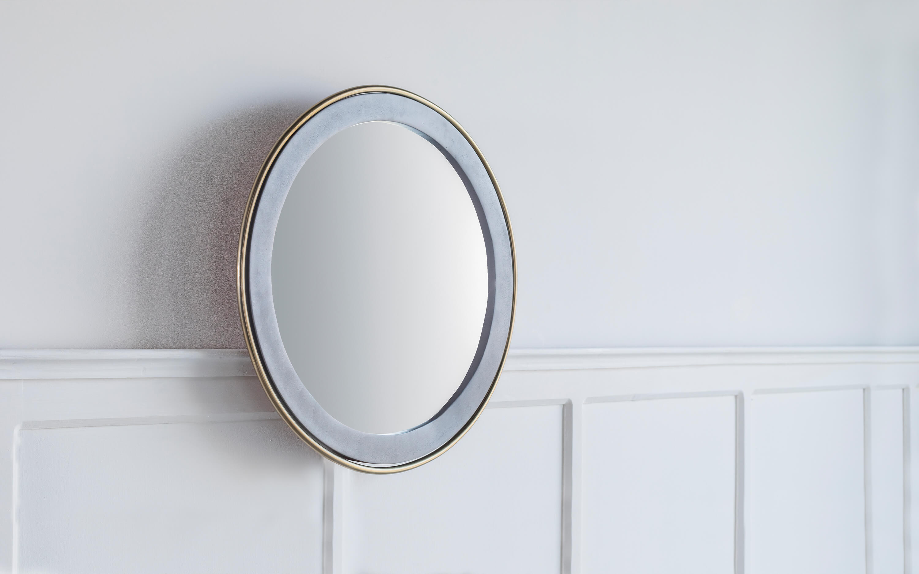 decorative wall mirror decor at the enteryway of home